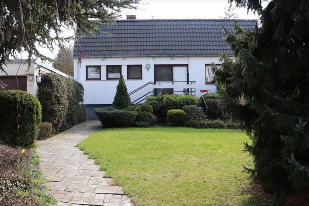 Haus im Angebot: Wer hier kauft, muss mit der Autobahn leben können Das eingeschossige Haus an der Gröpperheide liegt auf einem großen Grundstück, hat aber einen Renovierungsstau,