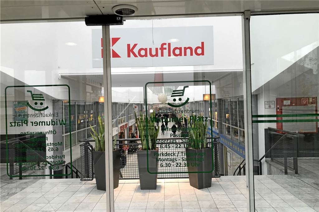 Das Einkaufszentrum Widumer Platz beheimatet den Vollsortimenter Kaufland, ein Schuhgeschäft, zwei Bäcker, Imbissstände, einen Schlüsseldienst und ein Bekleidungsgeschäft.