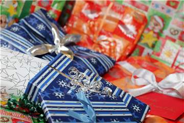 Das Einpacken von Geschenken kann eine echte Herausforderung sein.