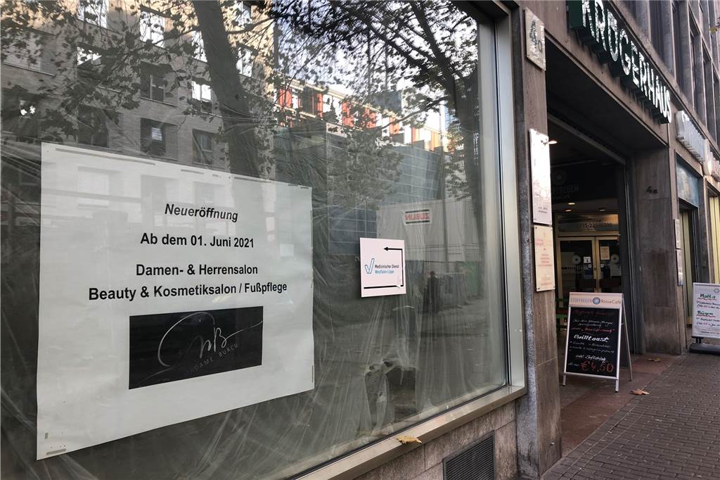 Das einstige Schuhgeschäft ist hier an der Krüger-Passage in Dortmund schon lange ausgezogen. Der Friseur- sowie Beauty- & Kosmetiksalon, der hier seine Neueröffnung seit dem Sommer ankündigt, ist bisher noch nicht eingezogen.