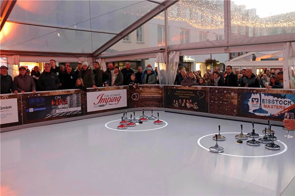 Eisstockmasters 2022 in Dorsten: „Man braucht mehr Kraft“ Bei den Eisstockmasters 2022 in Dorsten stehen Zuschauer an der Spielfläche.