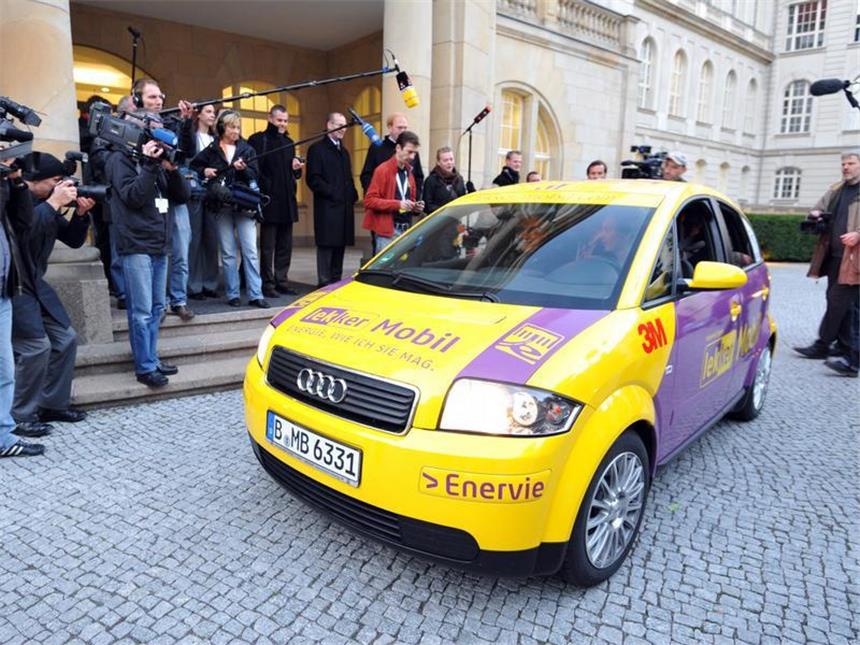 Batterie von Weltrekordauto besteht Test Das Elektroauto, ein umgebauter Audi A2, wurde durch ein Feuer in einer Berliner Lagerhalle zerstört.