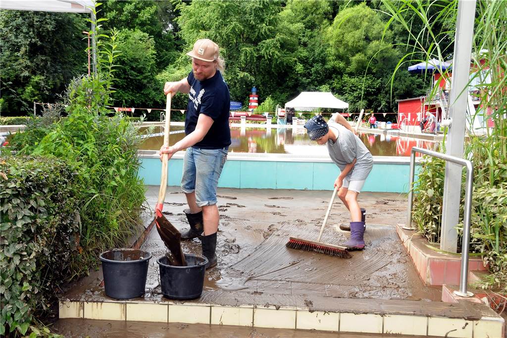 Runder Tisch zum Hochwasserschutz: Welche Maßnahmen helfen weiter? Das Elsebad war vom Hochwasser betroffen. Helfer versuchten, das Bad schnellstmöglich wieder zu säubern.