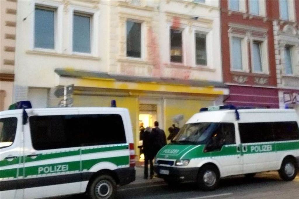 Thor Steinar und das mahnende Beispiel der Rheinischen Straße Das Ende des Neonazi-Kapitels an der Rheinischen Straße 135: Die Razzia der Polizei im Zuge des Verbots des "Nationalen Widerstands Dortmund"