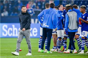 Das Ende eines frustrierenden Arbeitstages: Domenico Tedesco verlässt nach dem 0:2 gegen die Bayern den Rasen der Veltins-Arena. Nach vier Spieltagen ist Schalke Tabellen-Schlusslicht.