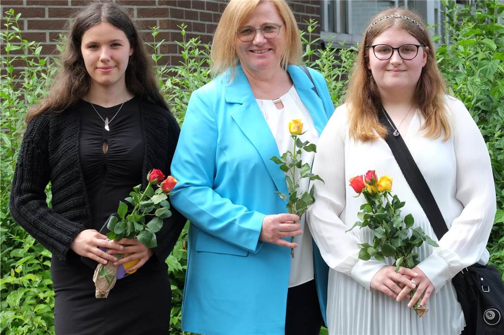 Das Ende ihrer Schulzeit feierten auch die beiden Abgängerinnen der Klasse 9 der Josef-Reding-Schule in Holzwickede. Mit auf dem Foto ist die kommissarische Schulleiterin Christina Funke.