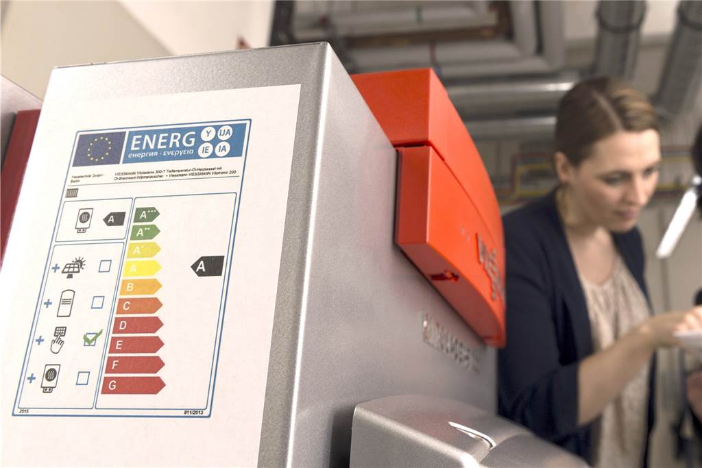 Habecks Appelle kommen an: Halterner wollen Gas sparen Zwei junge Frauen unterhalten sich am 26.01.2016 in Berlin über einen Brennwertkessel aus dem Jahre 1997 mit Energielabel.