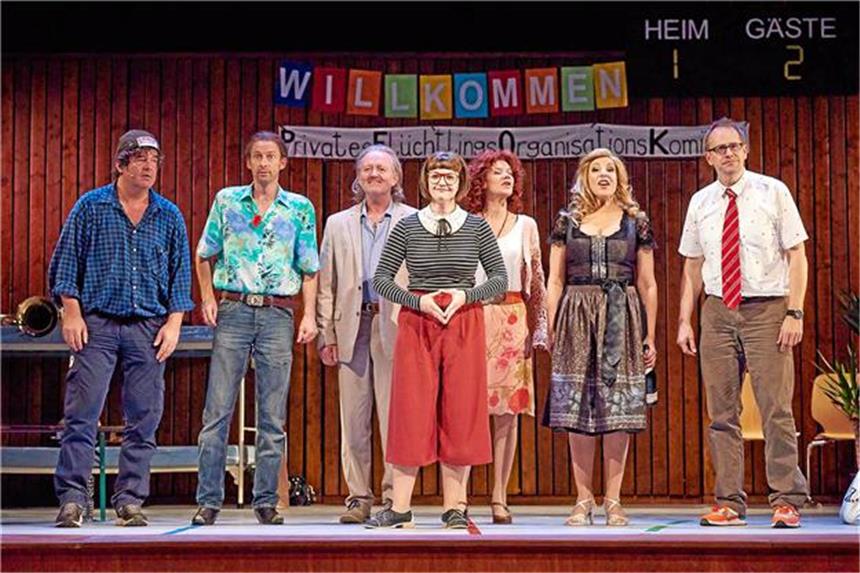 Wittenbrink umarmt die Fremden mit Zucht und Gründlichkeit Das Ensemble vom St. Pauli Theater singt deutsche Lieder für Flüchtlinge: „Froh zu sein bedarf es wenig“.