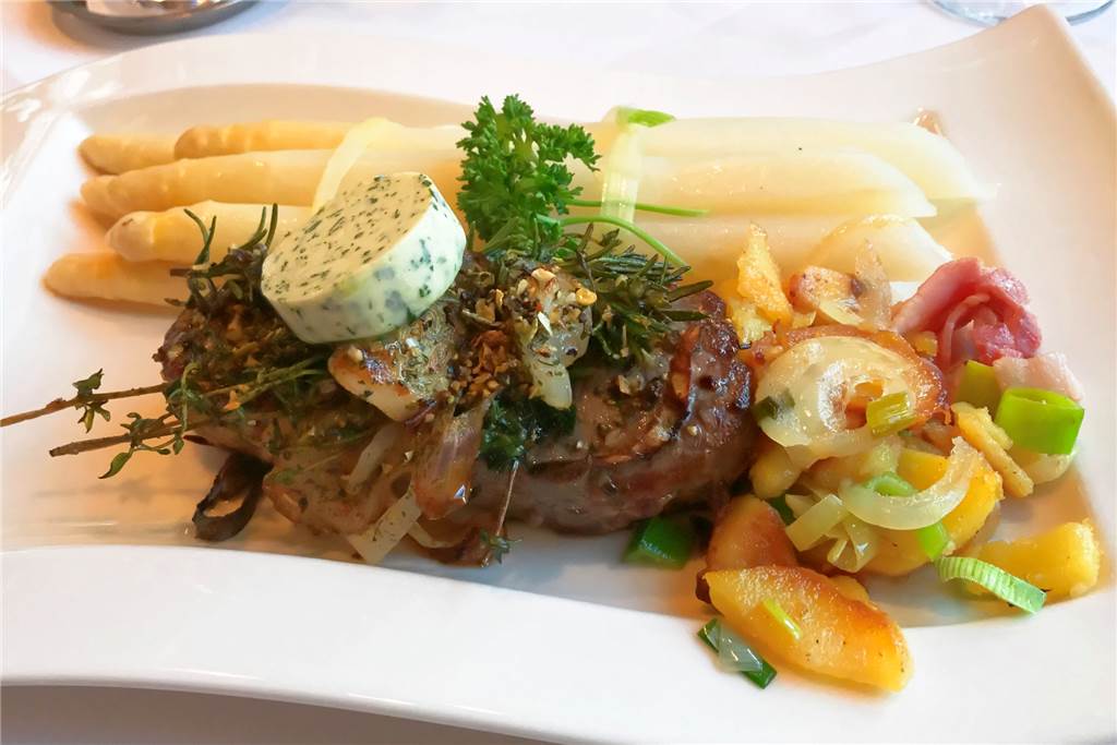 Im Heidehof gibt es Spitzenküche mit französischer Note Das Entrecote mit Stangenspargel, die Bratkartoffeln wurden getrennt gereicht.