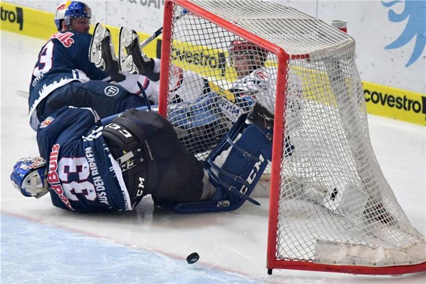 Eisbären wollen historisches Comeback Das entscheidende Tor für die Berliner zum 6:5 in der Nachspielzeit wurde erst durch Videobeweis anerkannt. Foto: Peter Kneffel