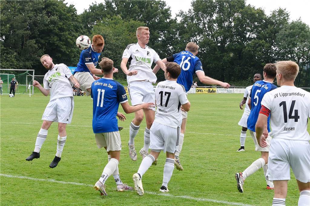 Stadtmeisterschaft endet regnerisch: Für Aushilfstrainer Daniel Haxter schließt sich ein Kreis Das entscheidende und einzige Tor im letzten Gruppenspiel: Max Michalak köpft den TuS Haltern gegen den SV Lippramsdorf zum Sieg, wodurch Concordia Flaesheim weiterkommt und der LSV rausfliegt.
