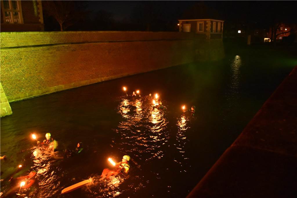 Das Entwässerungsrohr, das zwischen Schlossinsel und Sümmermannplatz quer durch die Gräfte verläuft, stellt in jedem Jahr ein Hindernis dar. 