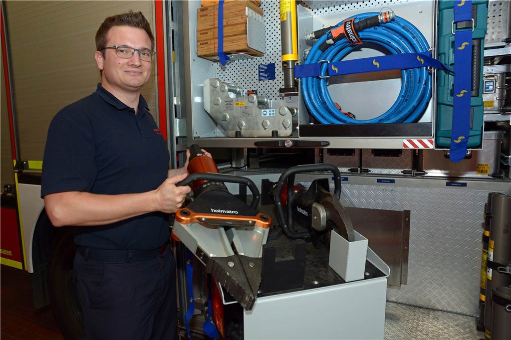 Feuerwehrmann Björn Spatzier (30) ist Lebensgefahr nicht fremd Das Equipment im Blick: Einige Feuerwehreinsätze erfordern schweres Gerät.