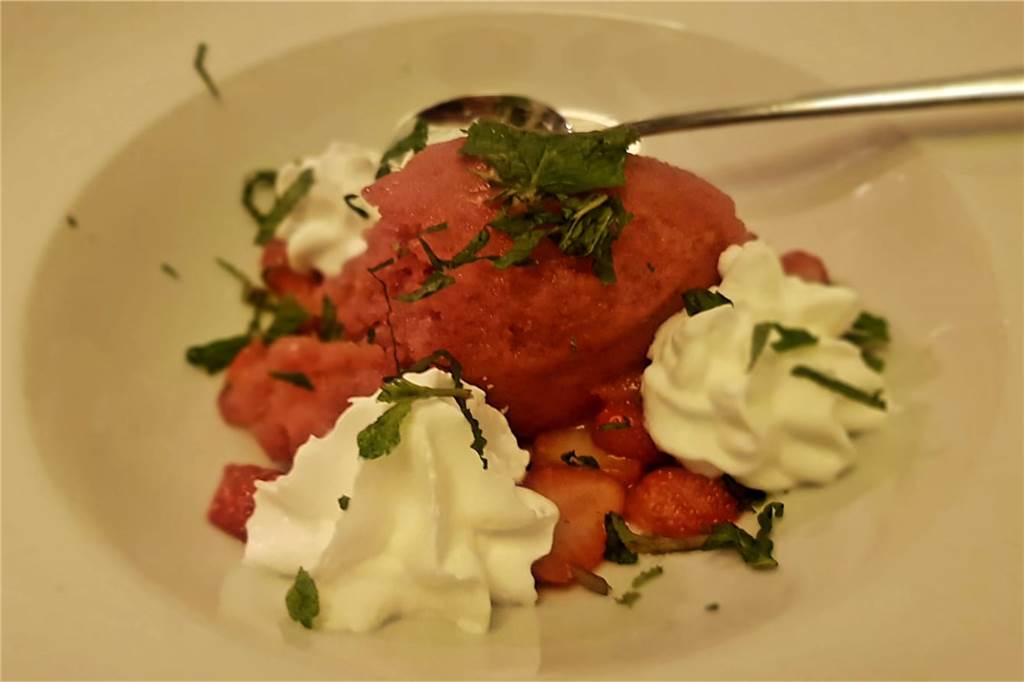 Im Vredener Gasthaus Terrahe gibt es bestes Fleisch vom eigenen Metzger Das Erdbeer-Basilikum-Sorbet ist nicht ganz mein Fall, allerdings schmeckt es meiner Begleitung umso besser.