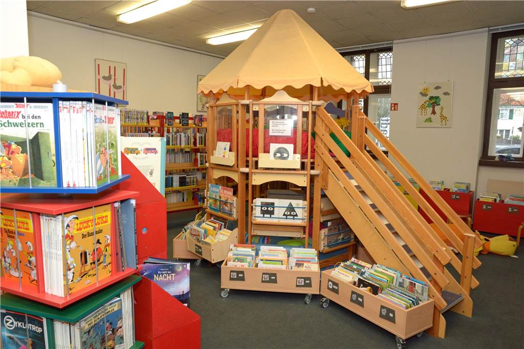 Der Spielturm in der Bücherei