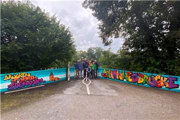Das Ergebnis an der Johannesbrücke kann sich sehen lassen. Gemeinsam mit dem Graffitikünstler Joshua Hildebrandt haben die Bürgerschützen Feldmark der Brücke eine neue Optik verpasst. 