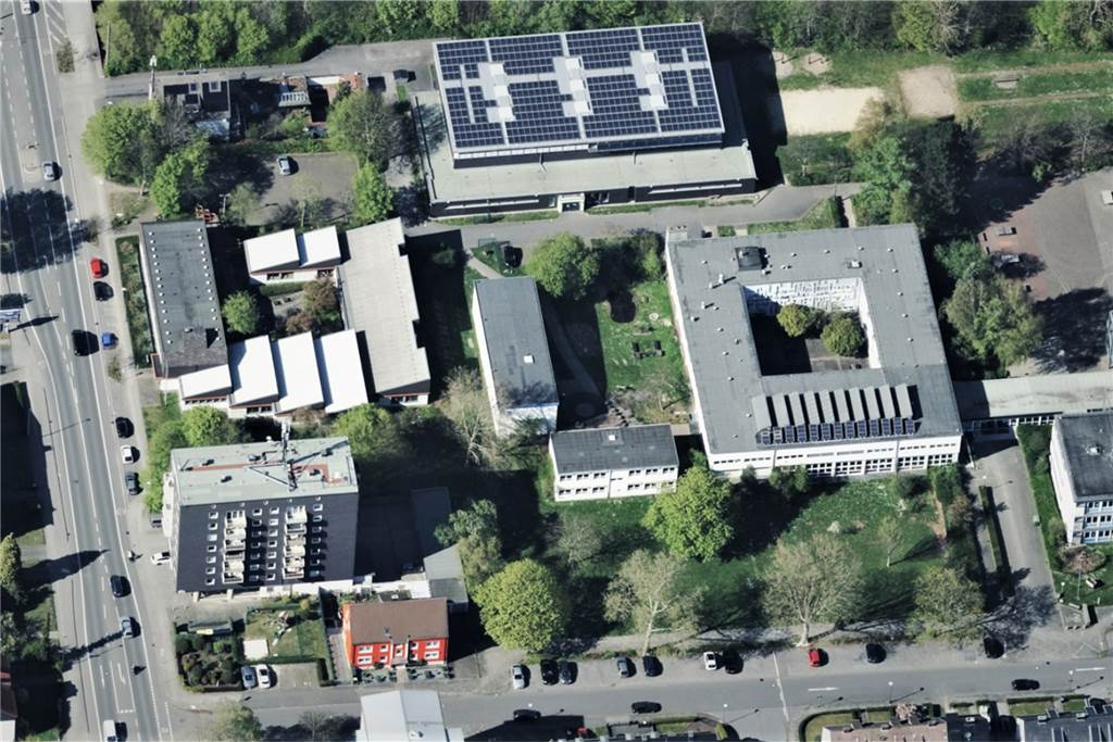 50 Euro gegen den Klimawandel: Castrop-Rauxel gründet Energiegenossenschaft Das Ernst-Barlach-Gymnasium könnte mehr Photovoltaik-Anlagen vertragen, so wie viele andere Gebäude und Freiflächen in Castrop-Rauxel auch.