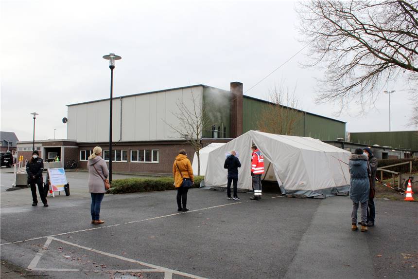 Termine für zweite Impfaktion in Ascheberg werden zeitnah freigeschaltet Das erste Advents-Impfen in Ascheberg hat vom 3. bis 5. Dezember ebenfalls in der Profilschul-Turnhalle stattgefunden.