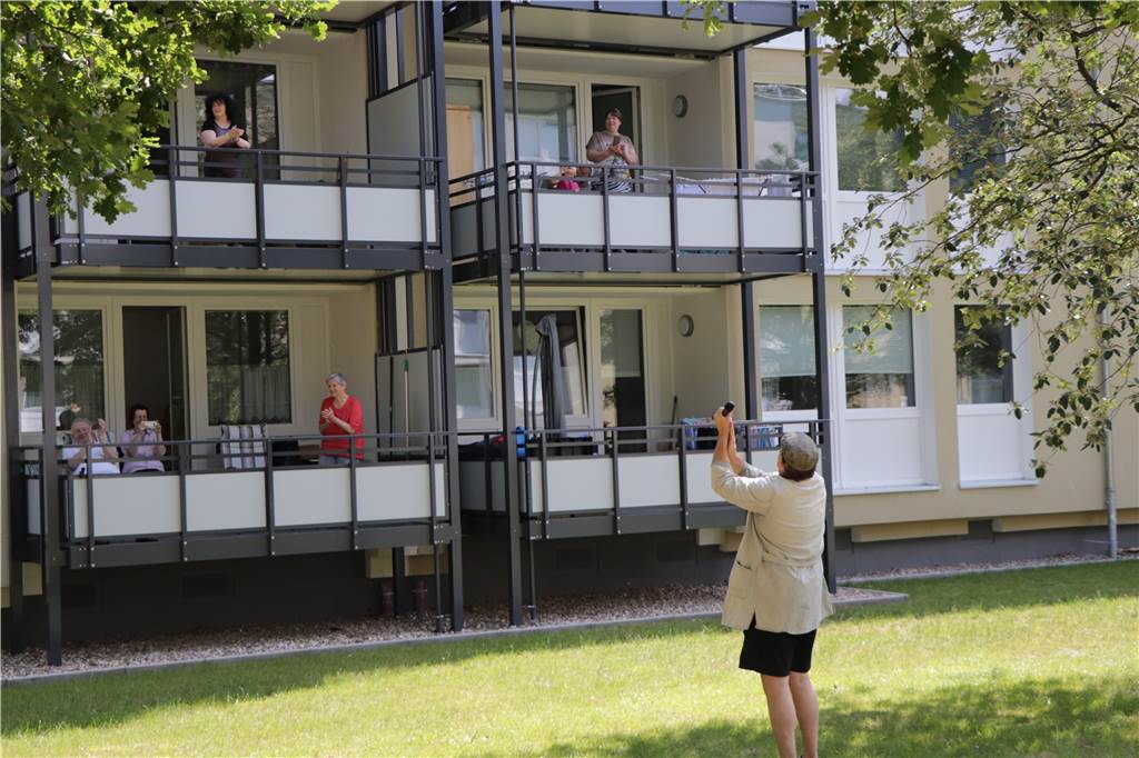 Rührendes Balkonkonzert mit Radio Ruhrpott: „Corona, du schaffst uns nicht!“ Das erste Balkonkonzert von Radio Ruhrpott in Castrop-Rauxel neigt sich dem Ende zu.