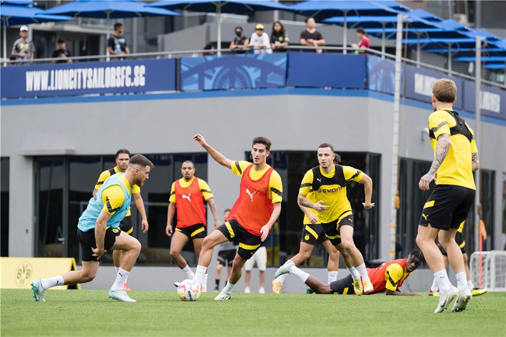 Das erste BVB-Training in Singapur.