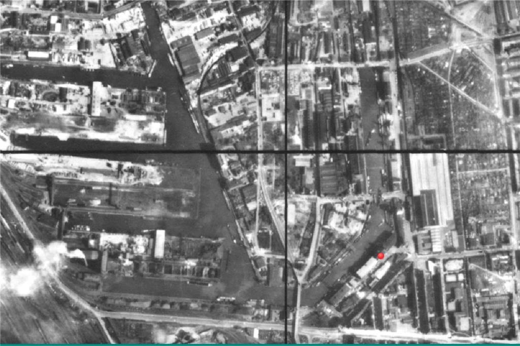 Das erste Luftbild aus dem RVR-Archiv ohne Union-Vorstadt. Es entstand zwischen 1963 und 1968. Nach 90 Jahren ist die kleine Kolonie, in der ursprünglich nur höhergestellte Arbeiter wie Meister oder Schichtleiter wohnten, verschwunden. Sie war 1961 abgerissen worden. Der Hafen nutzt nun die frei gewordene Fläche, um sich auszudehnen. Bereits am 2. April 1959 war der Dortmund-Ems-Kanal für Schiffe der 1.000-Tonnen-Klasse freigegeben worden. Sie brauchten mehr Tiefgang: 2,50 Meter. Die Arbeiten d