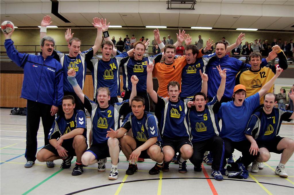 Mit Nachwuchs zum Erfolg: Der TuS Ickern steigt im Jahr 2005 wieder auf Das erste Meisterteam des TuS Ickern seit 1997: Im April 2005 stiegen die Schützlinge von Trainer Otto Kuckel (l.) in die Bezirksliga auf. Mit dabei: Ralf Utech (unten links), aktueller Abteilungsleiter und Trainer der ersten Mannschaft.