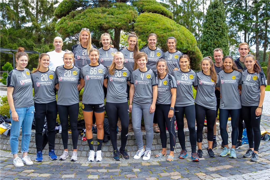 Mit Fotostrecke: BVB-Frauen sprechen beim Vorbereitungsstart über Saisonziel Das erste offizielle Foto der BVB-handballerinnen für die Saison 2020/2021. Oben von links: Der stelvertretende Abteilungsvorstand Andreas Bartels, Kelly Dulfer, Rinka Duijndam, Clara Monti Danielsson, Inger Smits, Tina Abdulla. Unten von links: Jennifer Rode, Tessa van Zijl, Merel Freriks, Dana Bleckmann, Yara ten Holte, Alina Grijseels, Kelly Vollebregt,, Isabell Roch, Jennifer Gutiérrez Bermejo, Trainer André Fuhr, Delaila Amega, Athletik-Trainer Tobias Vogt, Johanna Stockschläder.