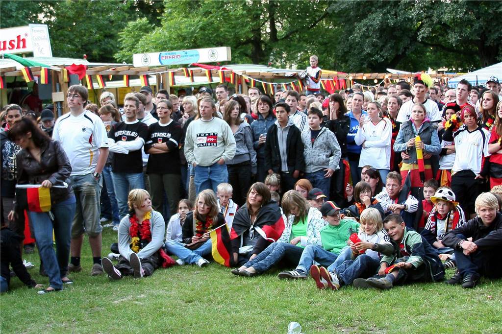 Noch einen Monat bis zur Fußball-EM 2024: Bilder-Rückblick vom Rudelgucken in Haltern Das erste Public Viewing hat zur Europameisterschaft 2008 im Galen-Park stattgefunden - und es war ein riesiger Andrang.