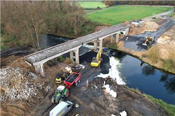 Das erste Stück der maroden Lippebrücke ist bereits abgebrochen worden. Bis Ende des Jahres soll die Brücke komplett verschwunden sein.