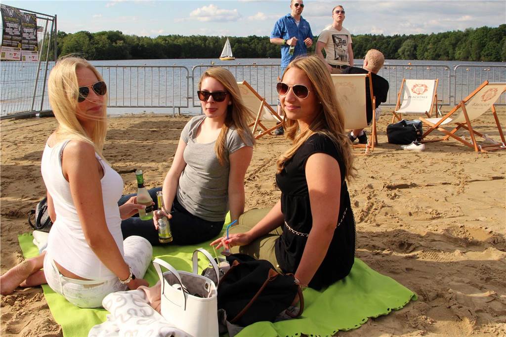 Drei Frauen sitzen am Strand