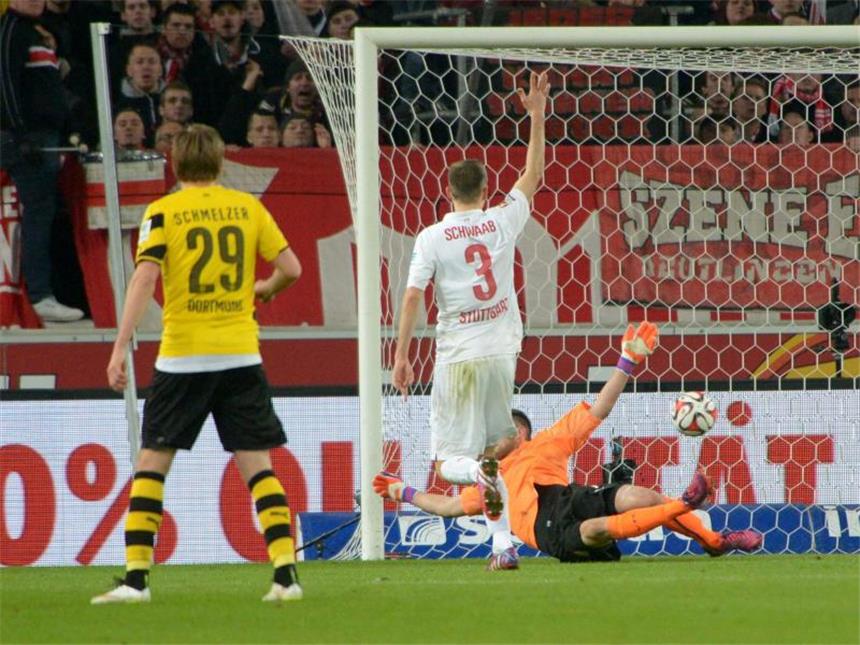 Dortmund gewinnt beim Tabellenschlusslicht VfB Das erste Tor der Dortmunder zählt wegen Abseits nicht. Foto: Marijan Murat
