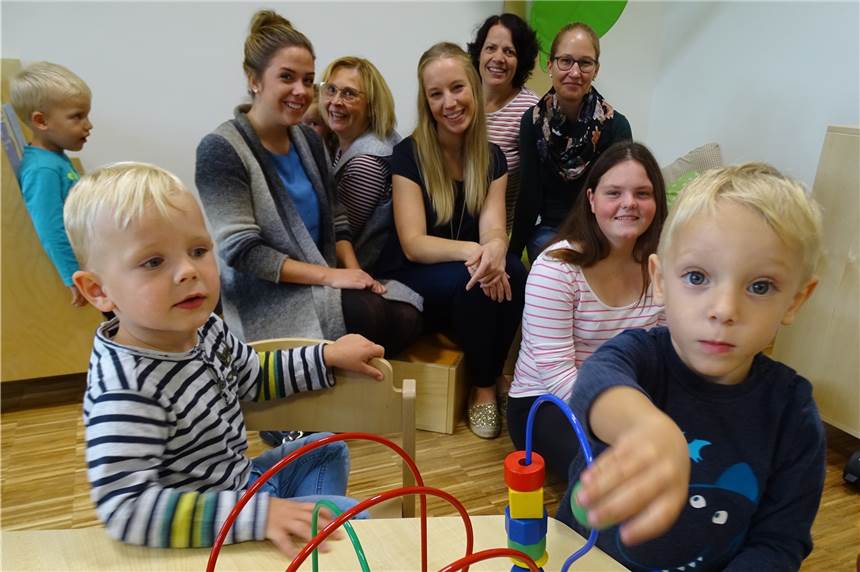 Kita und Schule arbeiten Hand in Hand Das Erzieherinnenteam von „Henry’s Kleine Welt“ mit Leiterin Lisa Heine in der Mitte hat in der St. Felicitasschule eine geeignete Übergangslösung gefunden, bis das neue Kindergartengebäude fertiggestellt ist.