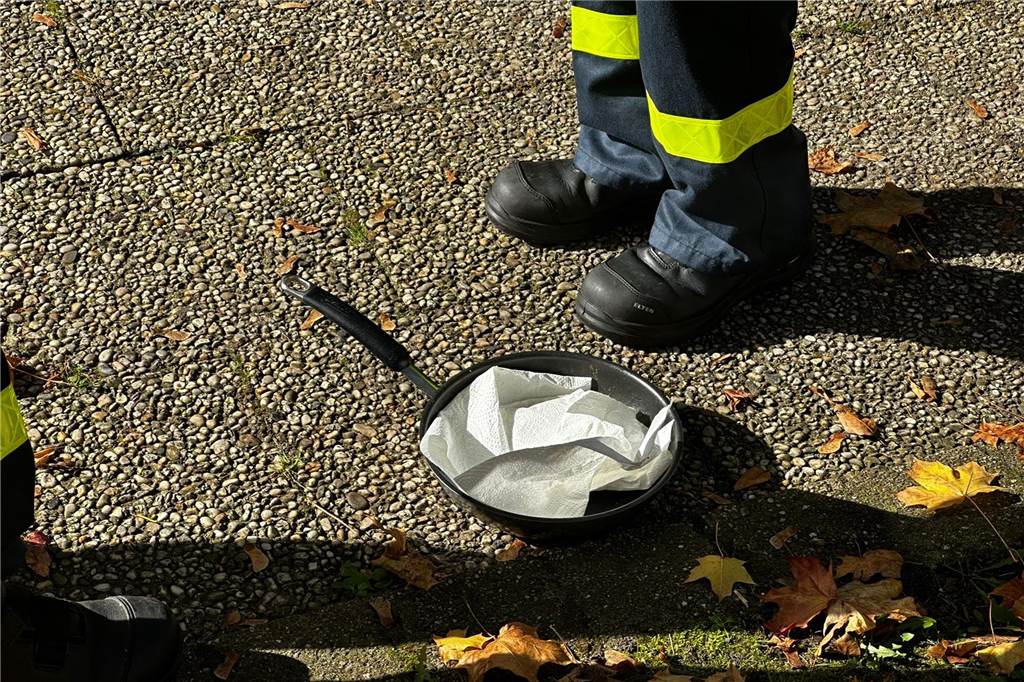 Drei Löschzuge in Dorsten wegen Wohnungsbrand alarmiert: Feuerwehr holt Essen vom Herd Abgedeckte Pfanne auf dem Boden