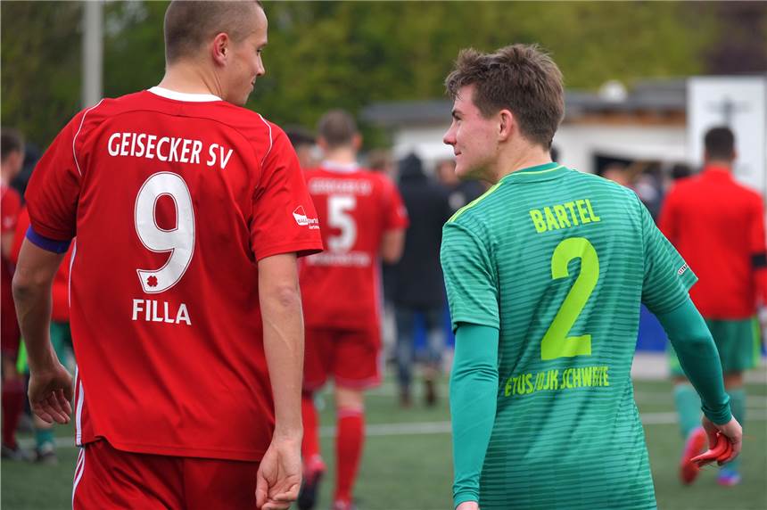 Florian Bartel verlässt den ETuS/DJK Schwerte zum Saisonende Das ETuS/DJK-Trikot mit der Nummer 2 wird Florian Bartel (re.), hier nach dem Derby in Geisecke, nur noch bis zum Saisonende tragen.