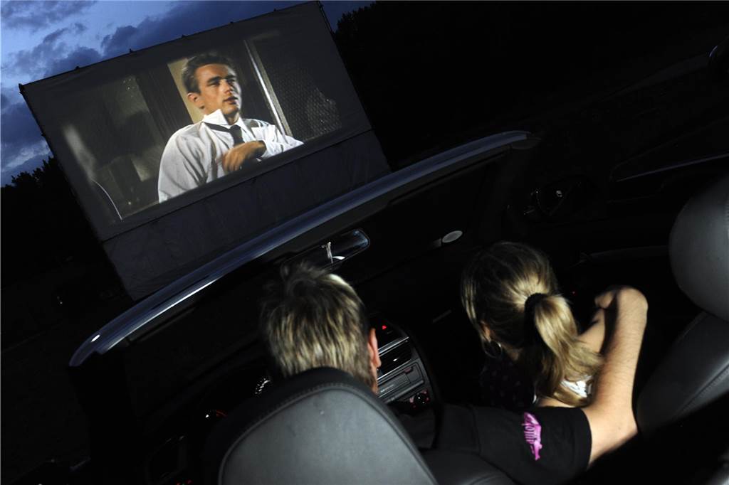 Dates von A bis Z: Abwechslung im Beziehungsalltag zwischen Haushalt und Netflix James Dean auf der Autokinoleinwand sieht sich ein Paar am Freitag (17.07.2009) in Berlin in einem Cabrio sitzend an.