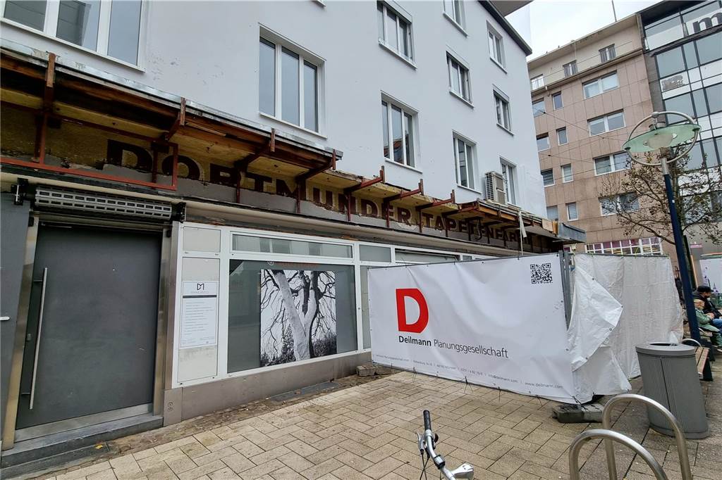 Umbau am Westenhellweg: Fassade erlaubt einen Blick in die Geschichte Das Ex-Conrad-Haus am oberen Westenhellweg/Ecke Weddepoth wird umgebaut - dabei kommt die alte Fassade zum Vorschein. „Dortmunder Tapetenfabrik" ist zu lesen.