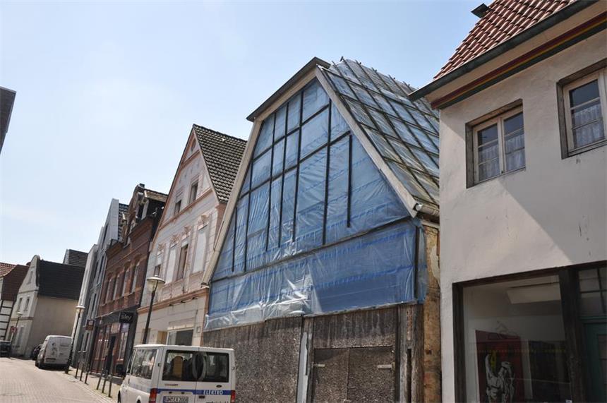 Stadt findet Investor für Fachwerkhaus in Werne Das Fachwerkhaus an der Burgstraße 13 ist noch von Planen umhüllt.