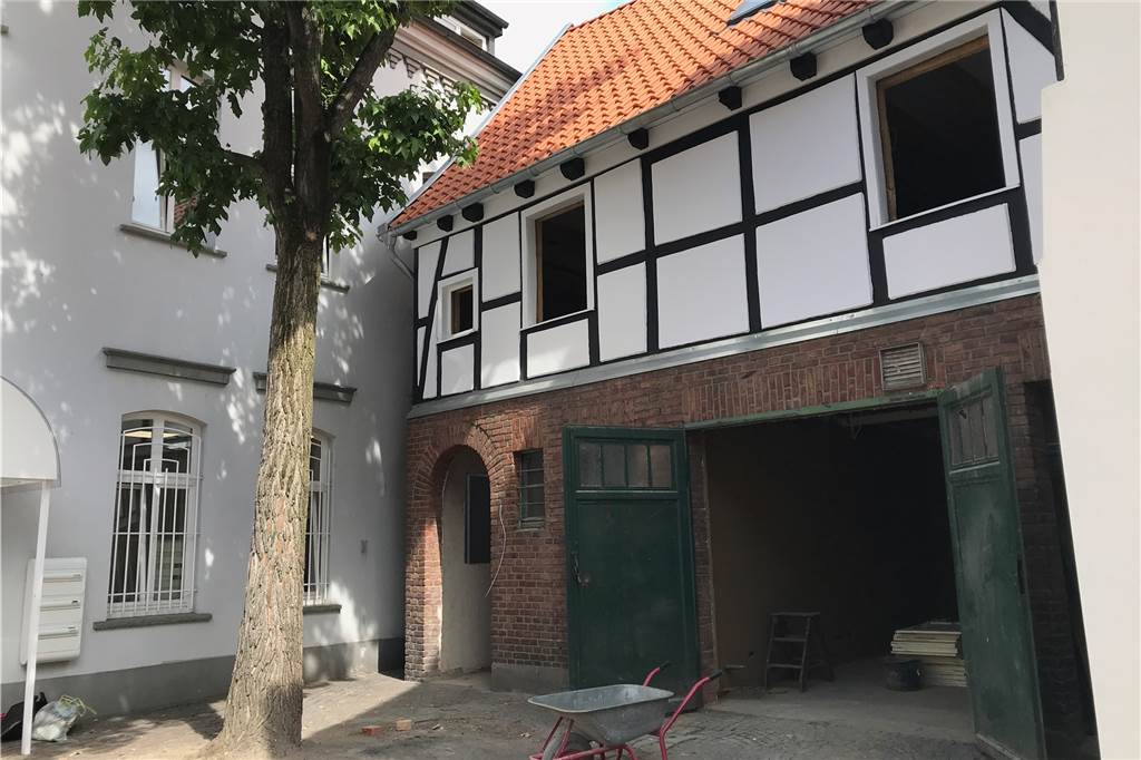 Altstadt Werne: Neuer Eigentümer erklärt im Video Pläne für zwei historische Gebäude Das Fachwerkhaus neben dem Hintereingang der ehemaligen Spielhalle steht schon seit vielen Jahren leer.