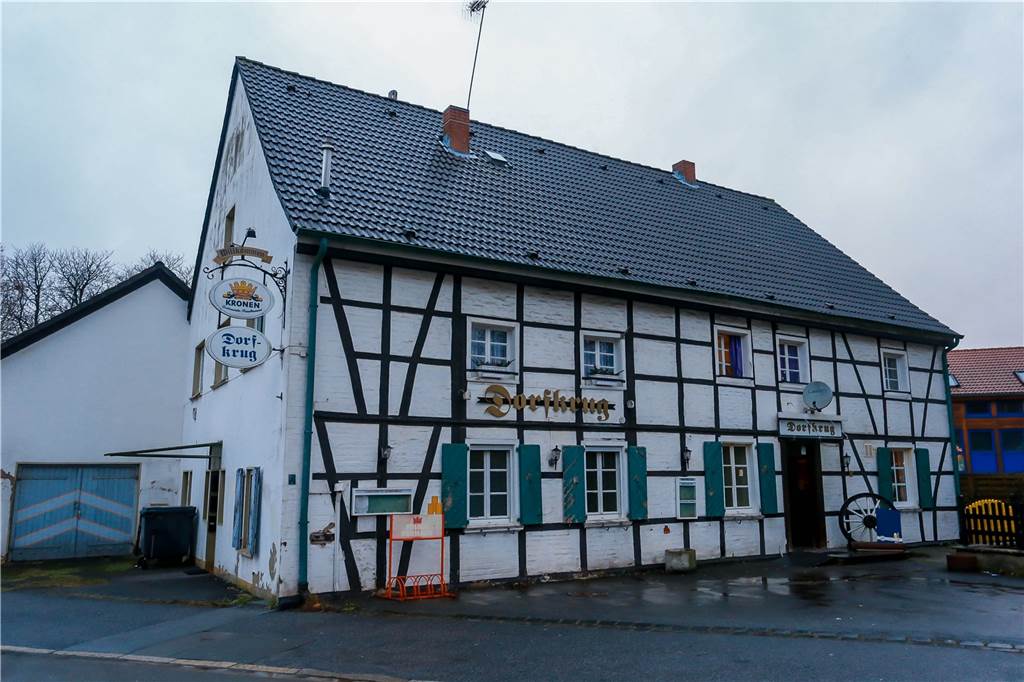Neue Wirtin (45) möchte die letzte Kneipe im Ort retten Das Fachwerkhaus samt Dorfkrug ist das älteste Gebäude in Kley und steht unter Denkmalschutz.