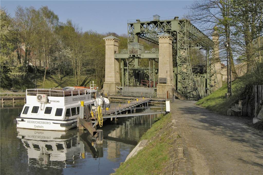 Spielplatzfest am Hebewerk: „MS Henrichenburg“ bringt Gäste ans Oberwasser Ein Fahrgastschiff hat vor dem alten Schiffshebewerk Henrichenburg in Waltrop angelegt.