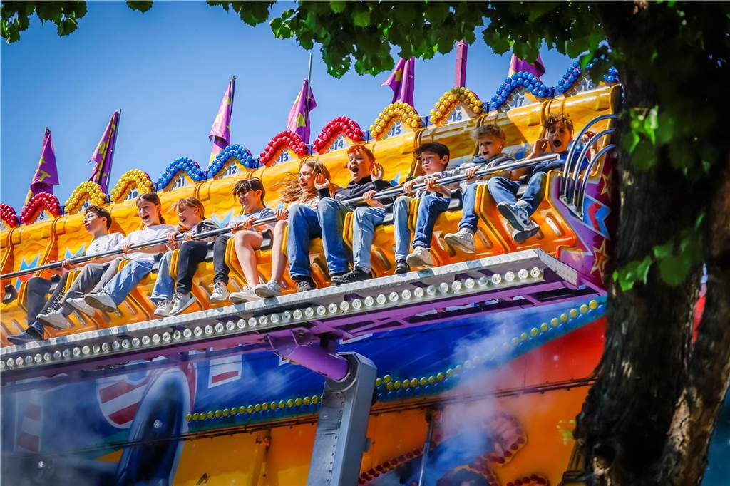 Kirmes in Huckarde: Fünf Gründe für den Besuch der „Pingsthuekke“ Junge Kirmesbesucher auf dem Fahrgeschäft Jumpstreet.