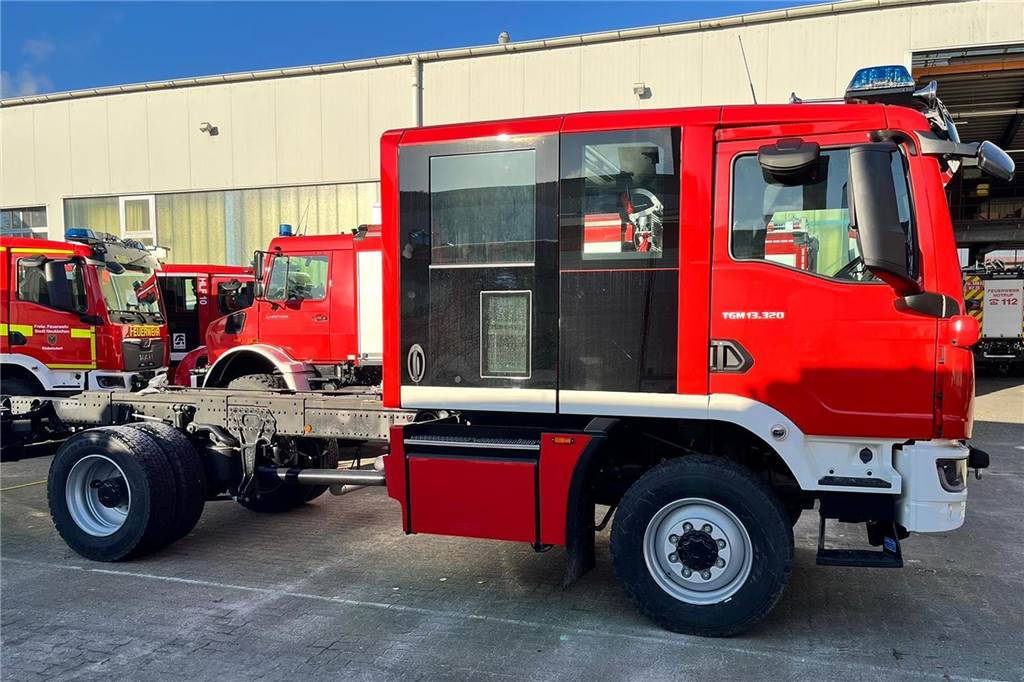 Technik und Ausstattung im Fokus: Neues Fahrzeug für die Feuerwehr Die Zugmaschine mit Mannschaftskabine eines Feuerwehrfahrzeugs.