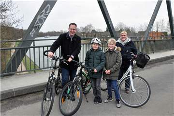 Das Fahrrad ist für Gregor, Simon, David und Maike Wienhues das bevorzugte Fortbewegungsmittel auf der Hardt. Familienausflüge am Kanal entlang - hier auf der Hardter Brücke - machen ihnen besonders viel Spaß.