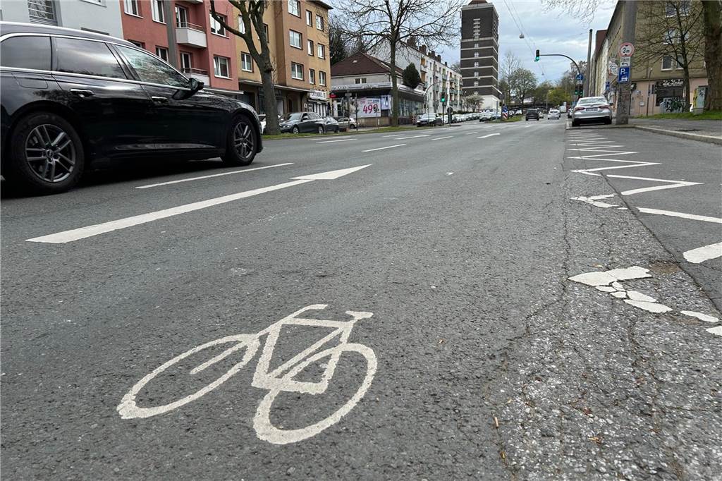 Verkehrswende im Schneckentempo: Experte fordert von Verwaltung mehr Mut Einen Schutzstreifen für Radverkehr oder gar eine eigene Radspur gibt es auf dem Heiligen Weg nicht mehr.
