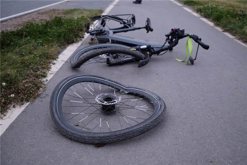Kollision in Nordkirchen: Straßensperrung nach Unfall nahe Bikertreff Das Fahrrad wurde bei dem harten Zusammenstoß ebenfalls in Mitleidenschaft gezogen.