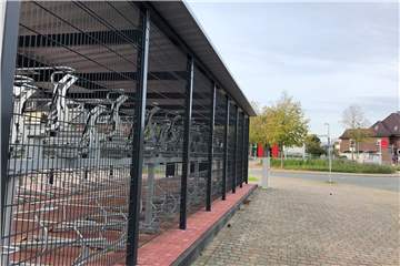 Das Fahrradparkhaus am Bahnhof Beifang (im Hintergrund) wartet auf seine Eröffnung.