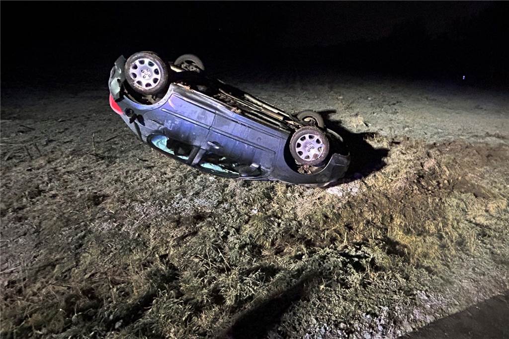 Feuerwehr im Dauereinsatz: Arbeitsreiche Nacht für die Einsatzkräften Das Fahrzeug eines Fahrers aus Heiden überschlug sich in Lembeck und blieb auf dem Dach liegen.