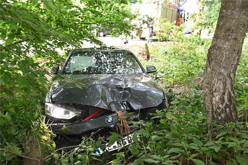Unfall auf B58: Dorstener rauscht mit Auto in den Straßengraben Das Fahrzeug prallte auch gegen einen Baum.