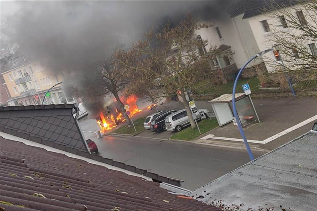 Das Fahrzeug stand komplett in Flammen.