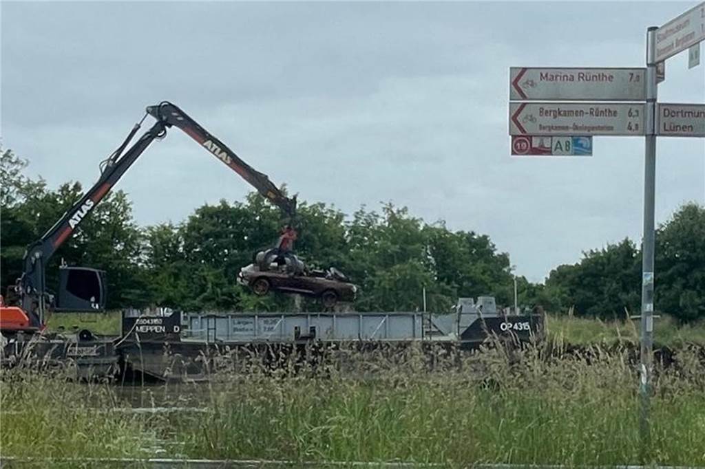 Versenktes Auto aus dem Kanal wurde in Recklinghausen gestohlen Das Fahrzeugwrack wurde am Montag, 3. Juni, aus dem Datteln-Hamm-Kanal gezogen.